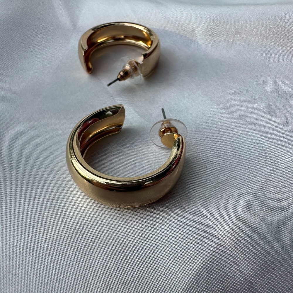 Stainless steel 18 K Gold plated
Beautiful Hoop Earrings